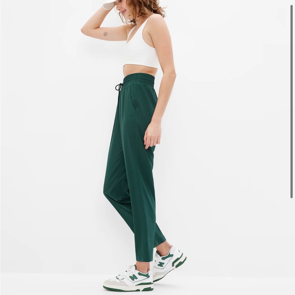 GapFit Runaround Pant Green
